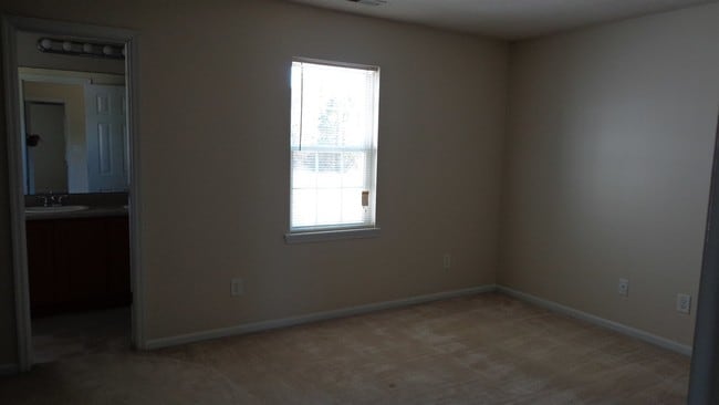 Building Photo - 121 Starkys Creek Ct