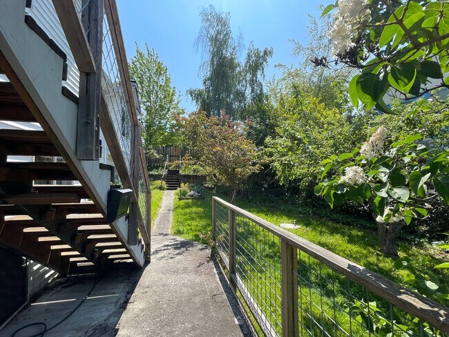 Building Photo - 1111/1113/1115 N Garden St