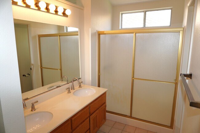 Building Photo - 1366 Fairway Oaks Ave
