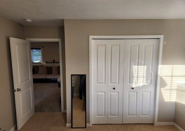 Building Photo - 5900 Clear Pointe Dr SE