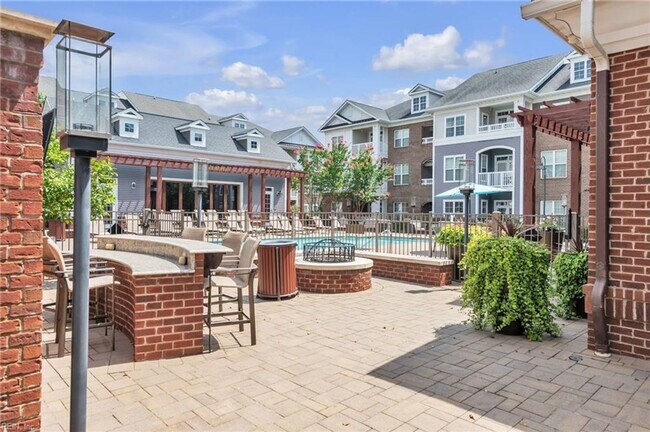 Building Photo - 4BD/3.5BA Gorgeous End Unit Townhouse with...