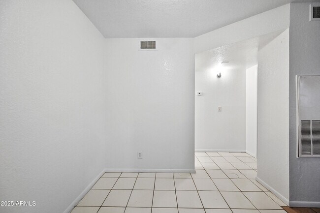 Building Photo - 725 E Vogel Ave