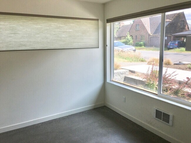 Building Photo - Stunning Town Home with Views of the Sound!