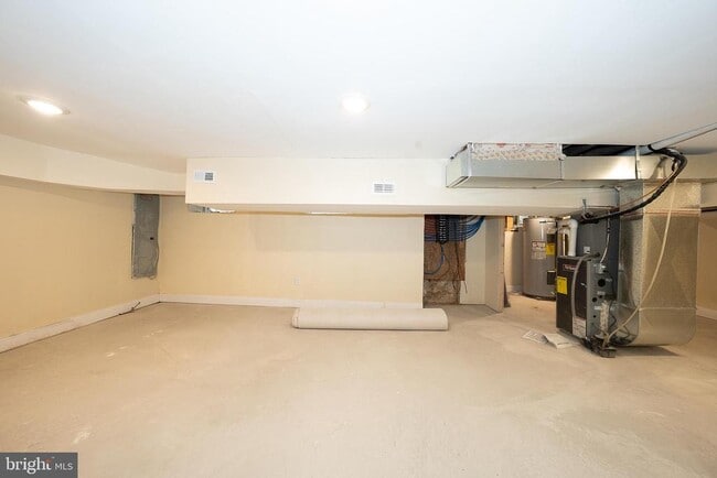 Building Photo - 622 Spring Ave