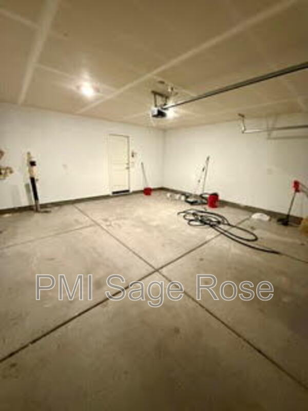 Building Photo - 8932 Coyote Blf Dr