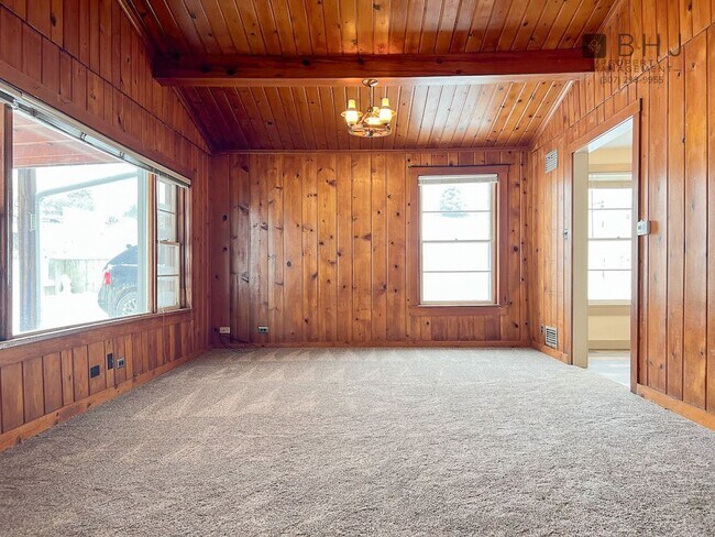 Building Photo - 6 month lease! 3 bed/ 1 bath Single Family Home on Coffeen!