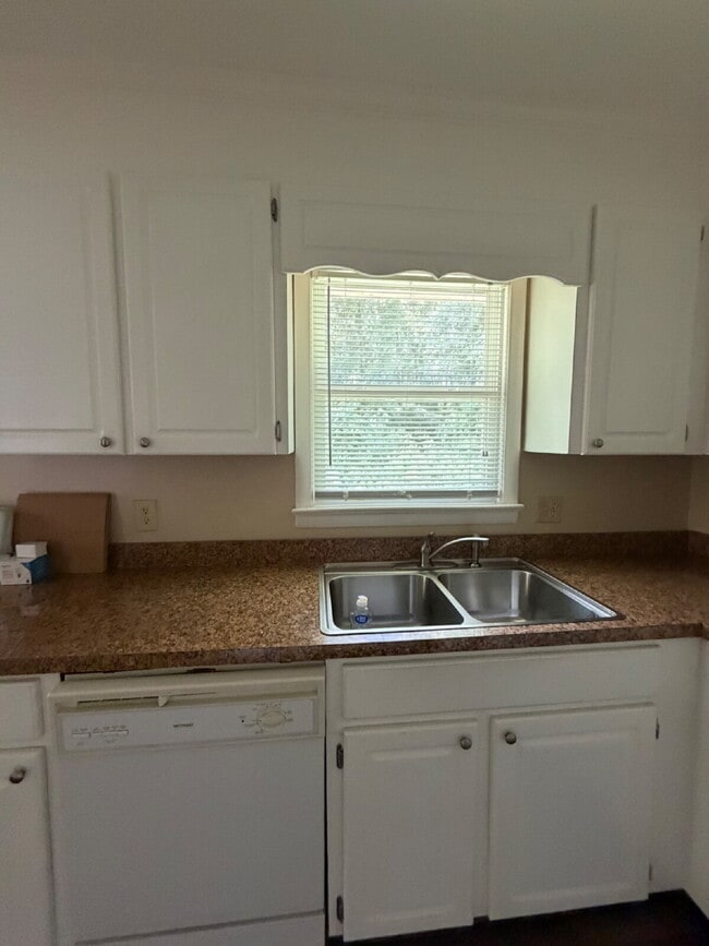 Building Photo - Immaculate 2 BR | 1 BA Apartment in Goldsboro *Water/Trash/Lawn Care Included!* Scott Hills Apts