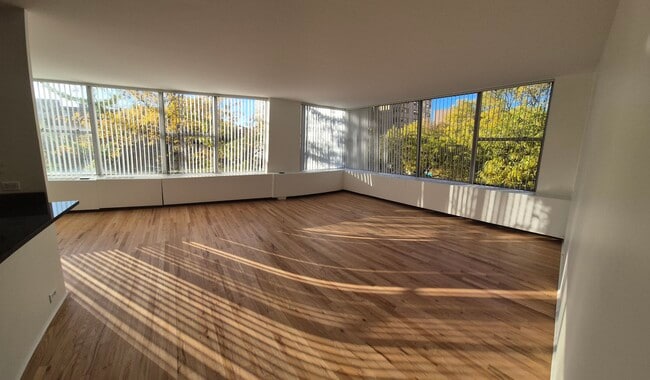 Building Photo - 5757 N Sheridan Rd