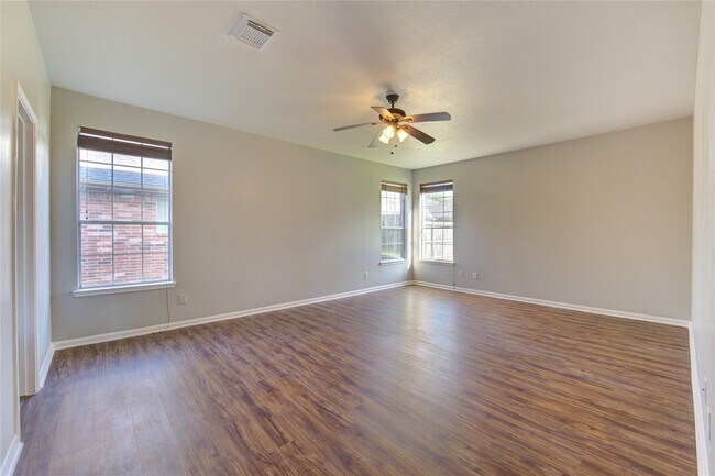 Building Photo - 5527 Gatesprings Ln