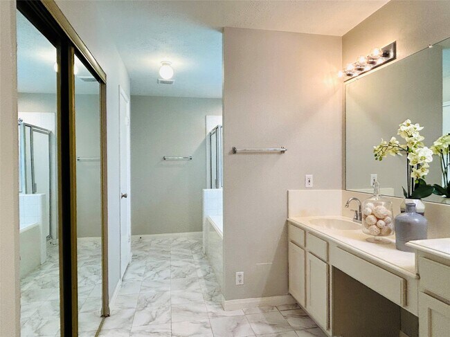 Building Photo - 1404 Helmsley Dr