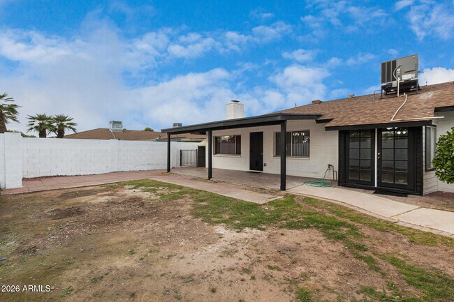 Building Photo - 1835 E Yale Dr