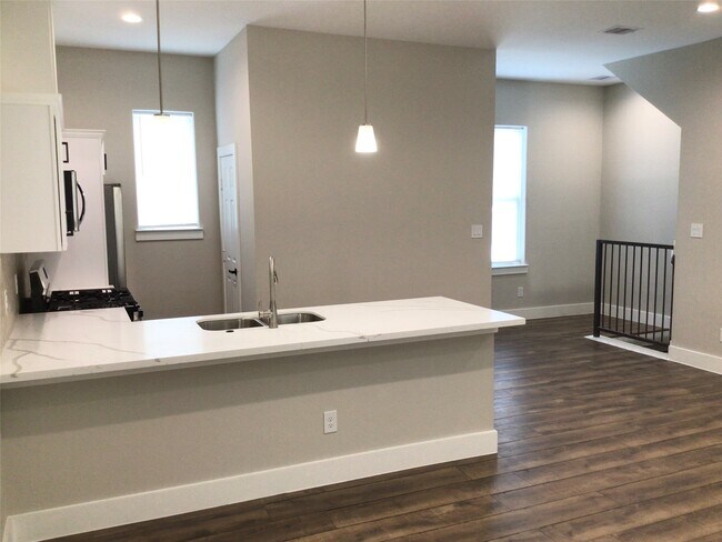 Building Photo - 2109 Marnel Rd