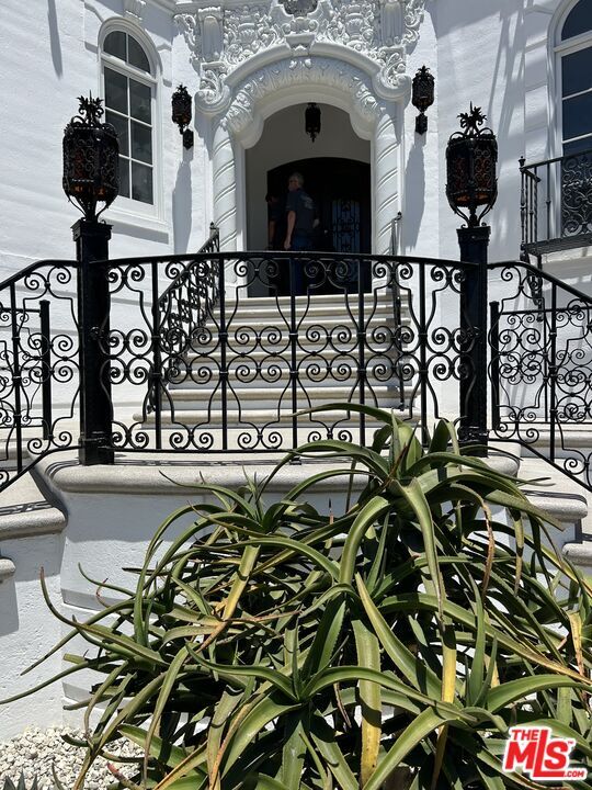 Building Photo - 1302 N Sweetzer Ave