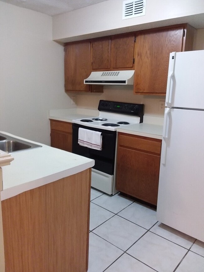 2 bedroom 2 bath townhome near NAS Jax 8572 Pineverde Ln Jacksonville