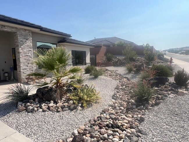 Building Photo - Stunning 4 Bedroom Home!