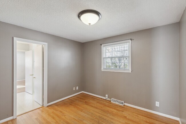 Building Photo - 220 Bartonwood Dr