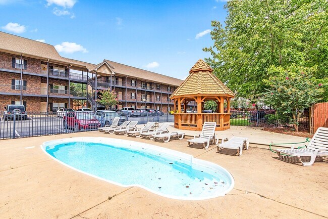 Building Photo - Fall 2026 Upscale 2 Bedroom Condo @ Plainsview Condominiums