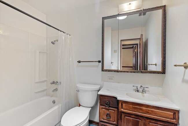 Building Photo - Charming 3-Bedroom Home on Corner Lot in E...