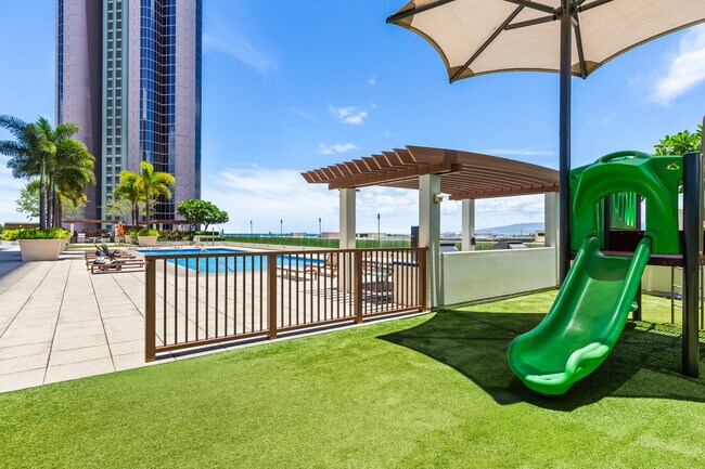 Building Photo - 555 South St