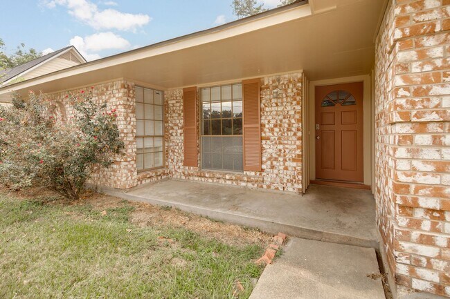 Building Photo - AUGUST PRE-LEASE! 3 bed, 2 bath home in Eastgate!