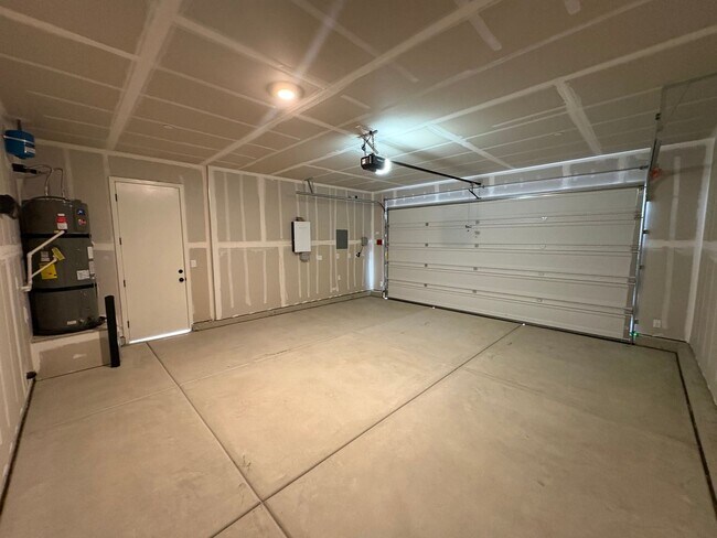 Building Photo - NW Visalia Home Rent Ready! Walking distance to Oak Grove