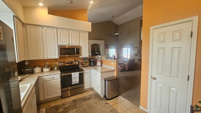 Building Photo - 2 bedroom Ranch townhome backing to Thornc...