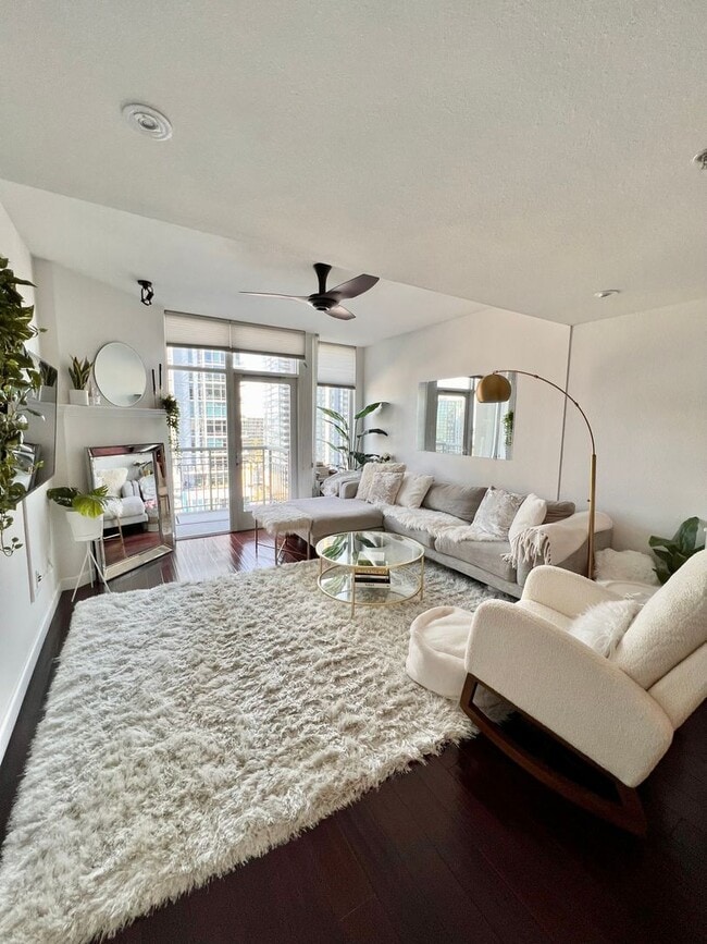 Building Photo - Luxury  Unit in Little Italy