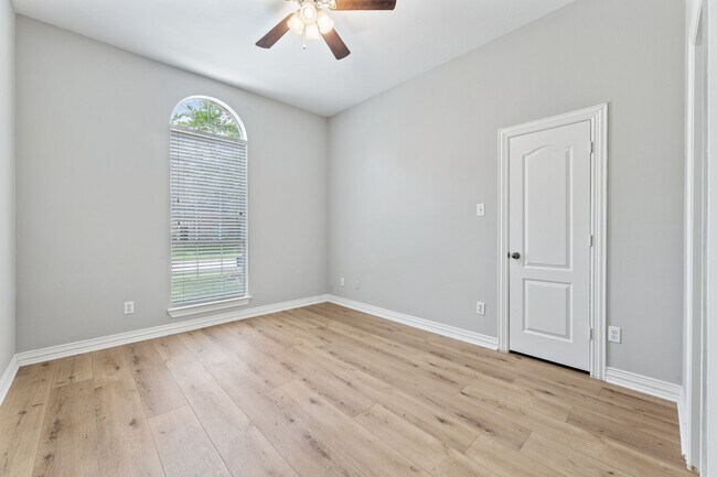 Building Photo - 1221 Torchwood Dr