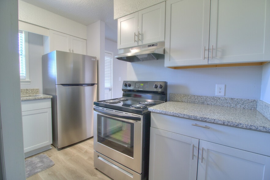 Building Photo - The Henry