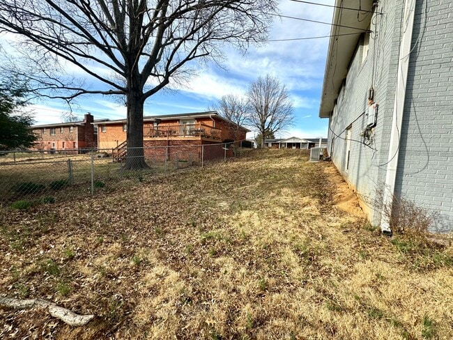 Building Photo - 3 Bedroom / 2 Bath House located on Stodda...