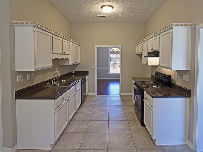 Building Photo - 3 Bedroom, 2.5 Bathrooms Near S Germantown and E Shelby Dr