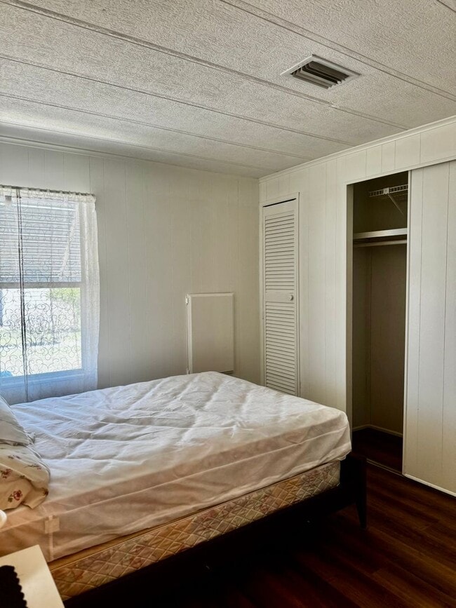 Building Photo - Welcome to your Florida retirement dream in desirable Hollywood Estates.