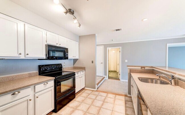 Building Photo - 1100 Quaker Hill Dr