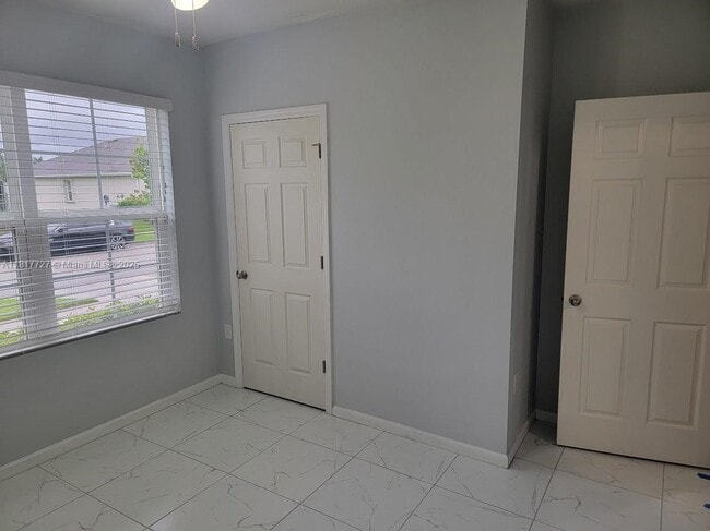 Building Photo - 3281 Roxbury Pl SW
