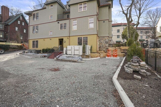 Building Photo - 165 Winthrop Rd