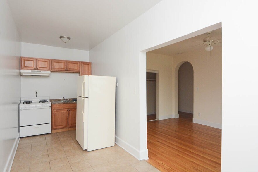 Building Photo - 2704 N Sawyer Ave