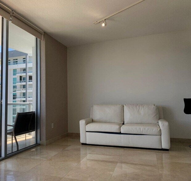 Building Photo - 1060 Brickell Ave
