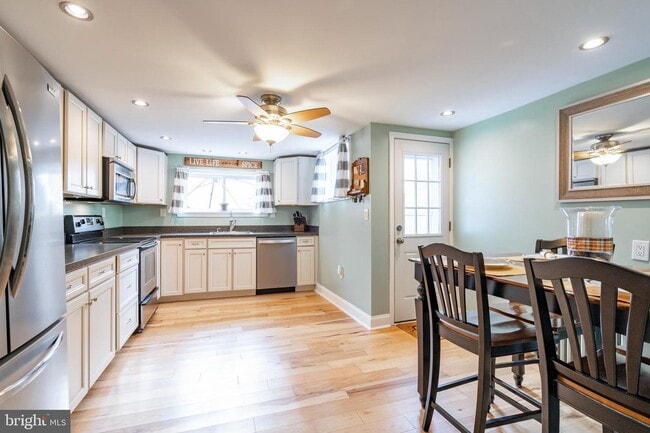 Building Photo - 225 W 6th Ave