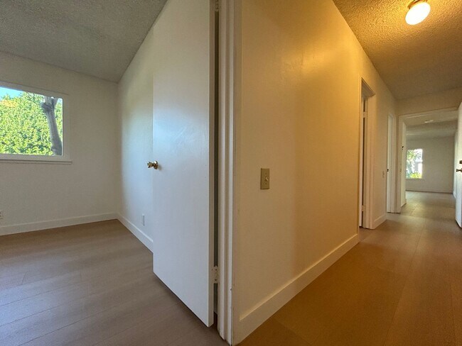 Building Photo - Beautifully Renovated 4 Bedroom 2 Bath Sin...