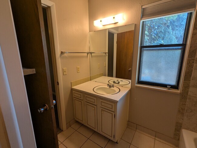 Building Photo - 1754 Yucca Ct