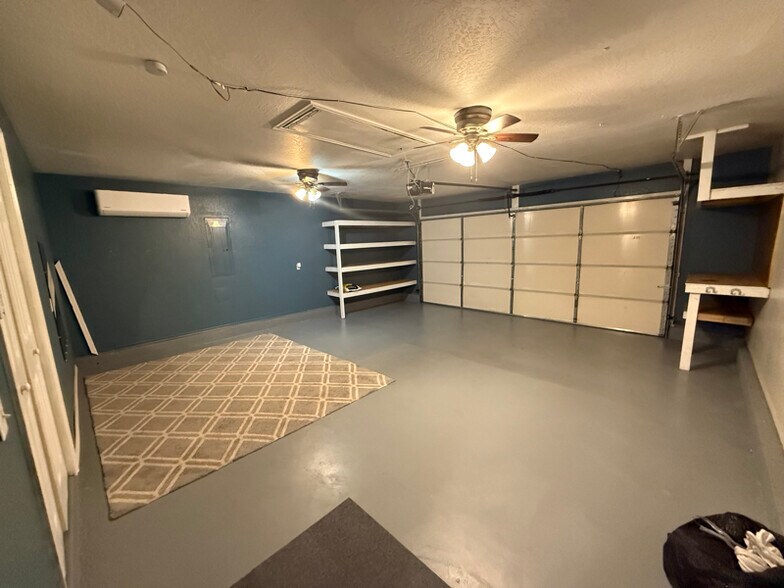 Building Photo - 404 E 9th St