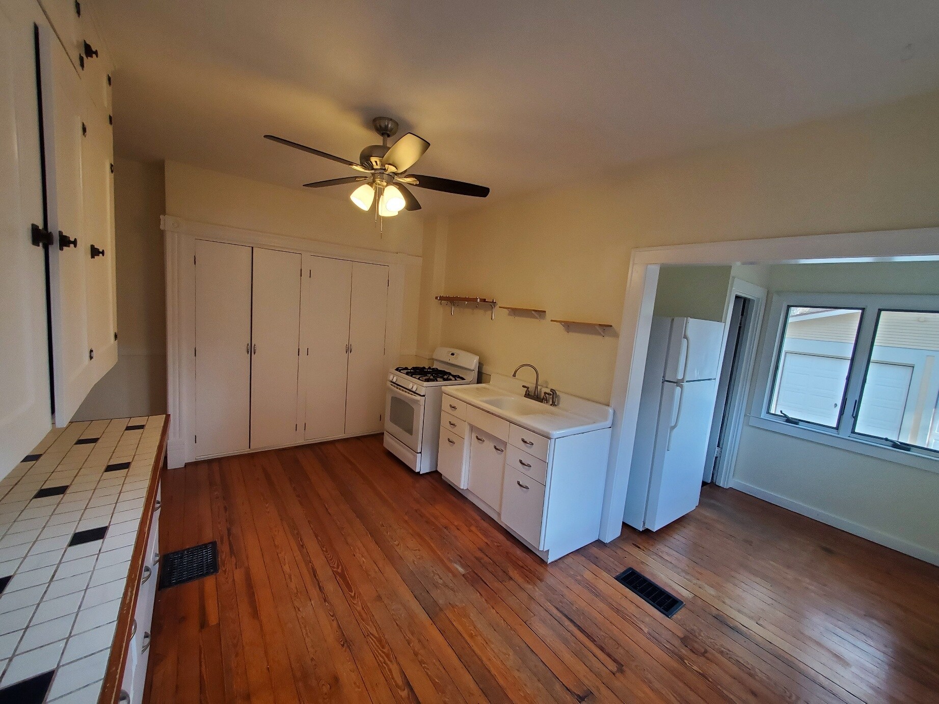 Building Photo - 556 College Ave SE