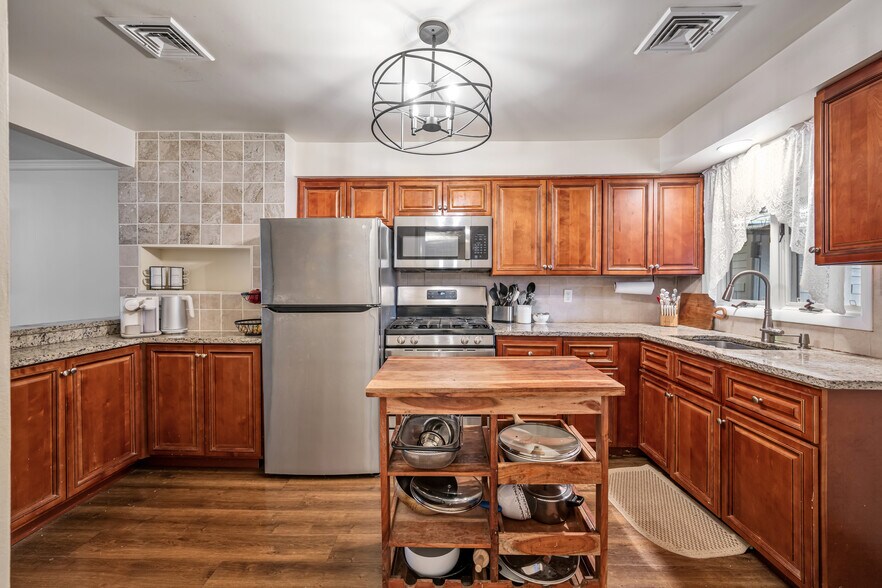 Kitchen w/miccrowave - 281 Bloomfield Ave