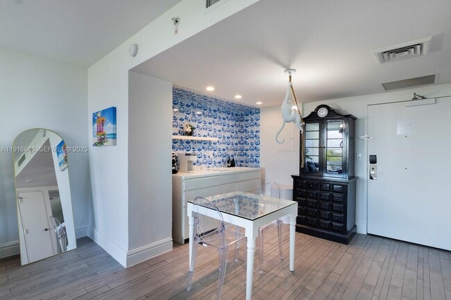 Building Photo - 1100 West Ave