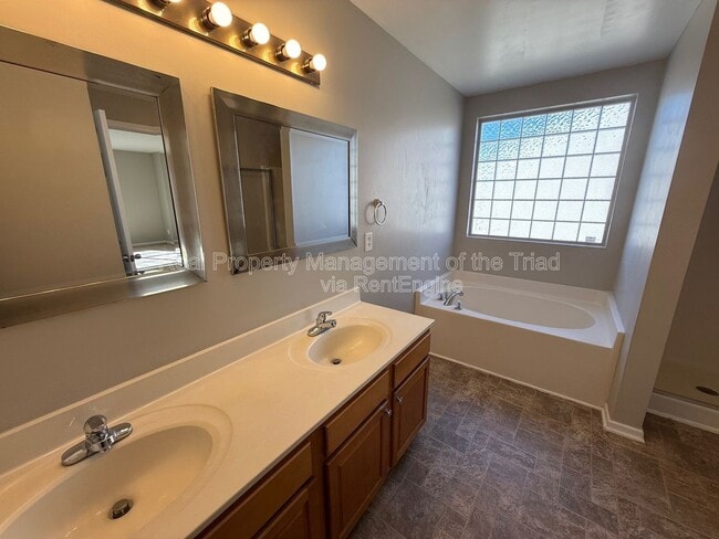 Building Photo - 5207 Silverbrook Dr