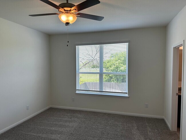 Building Photo - 4 bed 3 bath new build in the Lakes at University Place