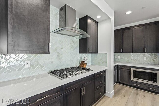 Building Photo - Elevated Desert Living with Strip & Mountain Views – Fully Furnished 6-Bedroom Retreat!