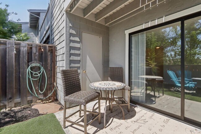 Building Photo - 900 Cambridge Dr