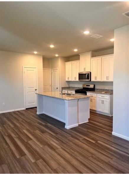 Building Photo - 900 Portina Dr