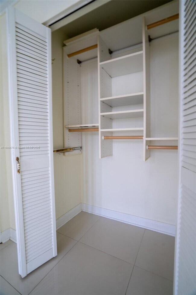 Building Photo - 2500 Parkview Dr